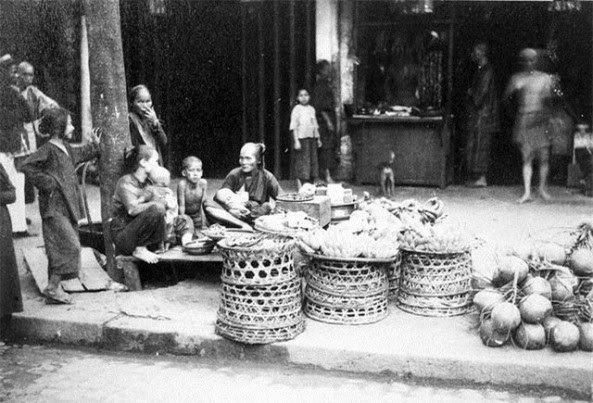 bán trái cây và rau trên phố (năm 1890).