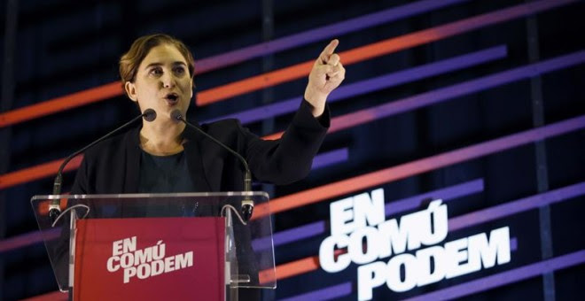 La alcaldesa de Barcelona, Ada Colau, durante su intervención en el acto electoral que "Podemos" ha celebrado esta tarde en la localidad barcelonesa de L'Hospitalet de Llobregat. EFE / Alejandro García.