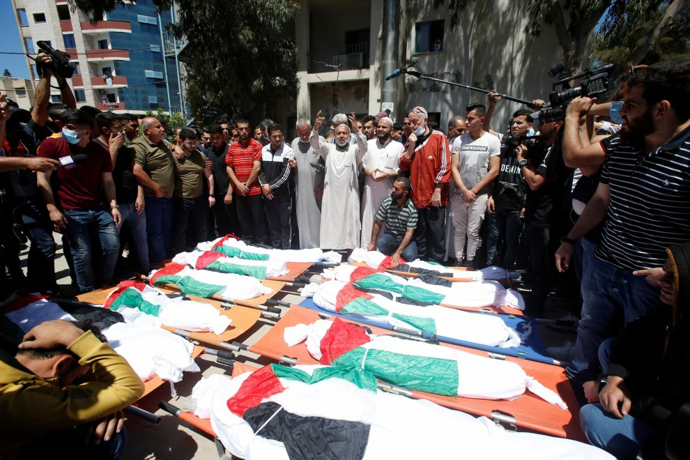15/05/2021. Varias personas se acercan a los cadáveres de los palestinos asesinados este sábado por las fuerzas israelíes. - Reuters