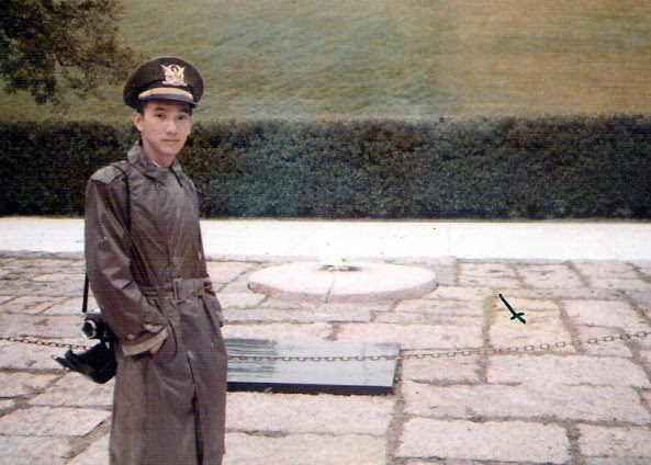 Bên mộ Tổng thống Kennedy, Nghĩa trang Arlington (Hình tác giả chụp năm 1971).