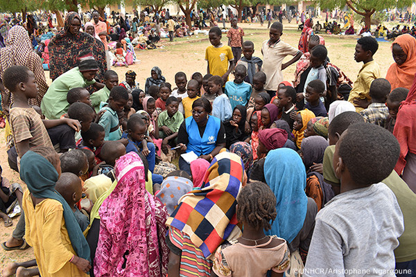 スーダン難民を援助するUNHCR職員