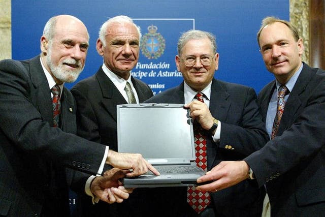 Vinton Cerf, Larry Roberts (el promotor del primer proyecto de Arpanet), Bob Kahn (creador del TCP-IP con Cerf) y Tim Berners Lee, creador de la Web