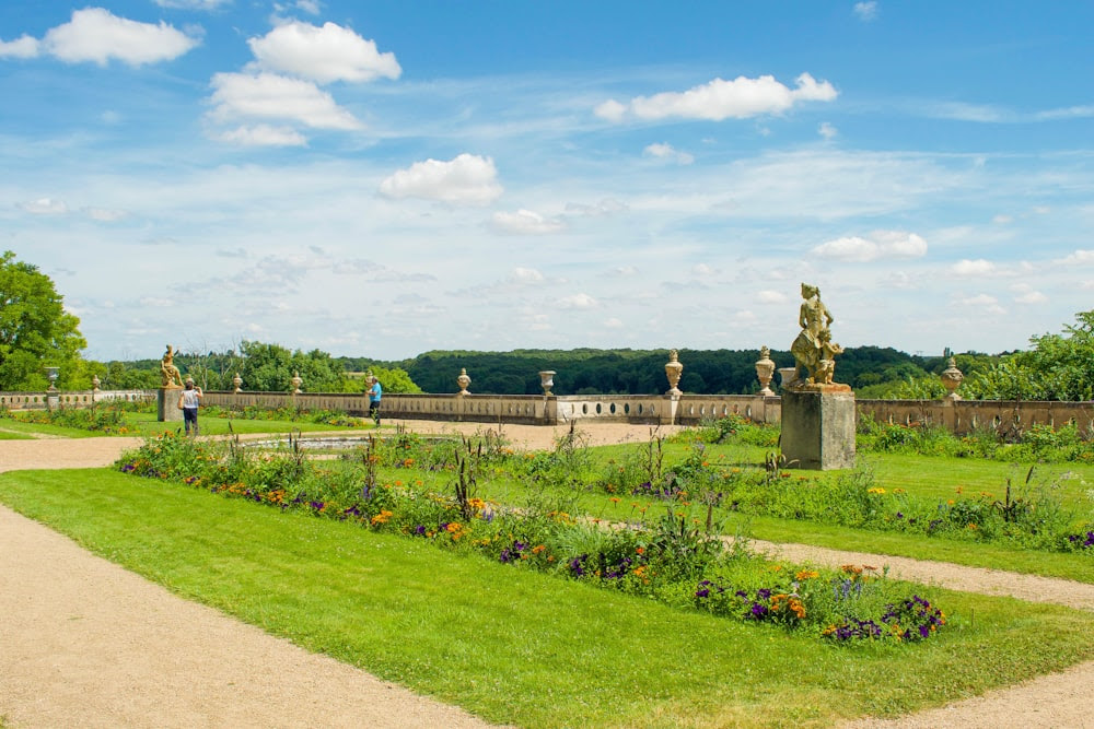 un jardin avec une statue au milieu