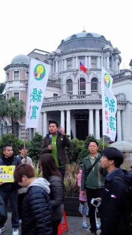 左圖為綠黨黨員們第五天在監察院外街頭開講，持續宣傳綠黨與全球綠人憲章理念