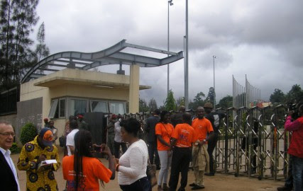 Photo hurinews: l'entrée du Palais des Sports de Yaoundé bloquée par les gendarmes