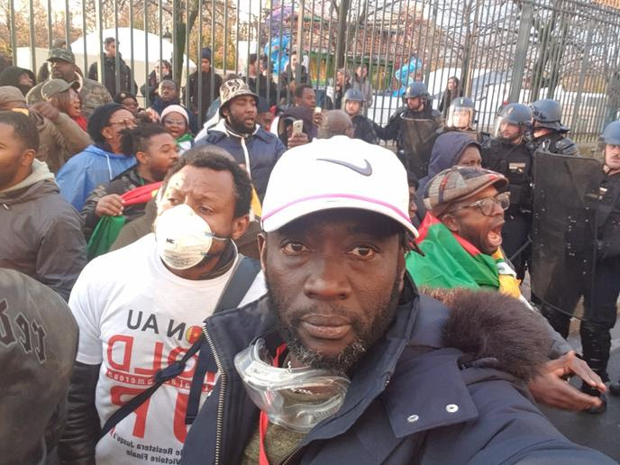 Abdoulaye Thiam, alias « Calibri Calibro », et des membres de la Brigade anti-sardinards manifestent devant Le Meurice, en novembre 2019, lors d’un séjour du président Paul Biya dans cet hôtel.