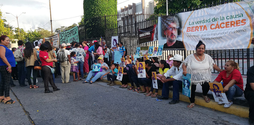 La familia de Berta Cáceres y representantes de COPINH se concentran a la espera del fallo. Foto: @COPINHHONDURAS