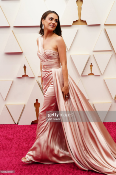 Artistas como Becky G y Mila Kunis escogen Jimmy Choo para la alfombra roja de los Oscar 2022