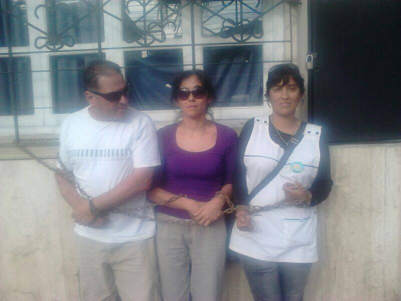 Docentes autoconvocados de Chilecitos, encadenados en la capital provincial.
