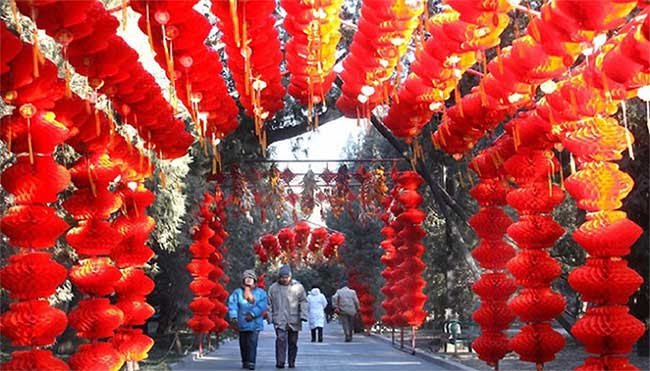 Đường phố Trung Quốc được trang hoàng rực rỡ.