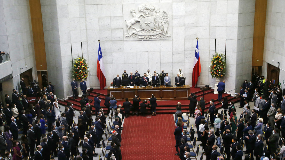 Momento en el que un diputado de la oposición le pega un puñetazo al vicepresidente del Congreso en Chile