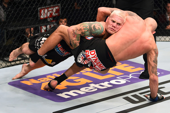 Ben Saunders derrota a Joe Riggs por rendición (lesión) en peso welter