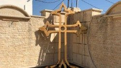 La croce del campanile della Chiesa dell'Immacolata Concezione a Qaraqosh, divelta dall'Isis