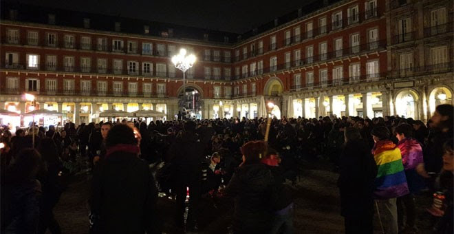 Protesta feminista previa a la huelga del 8M en la plaza Mayor de Madrid. / FERMÍN GRODIRA