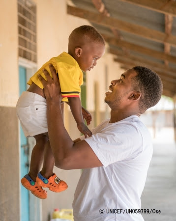 生後1歳10カ月の息子を抱き上げるお父さん(ウガンダ)。
(C) UNICEF_UN059799_Ose