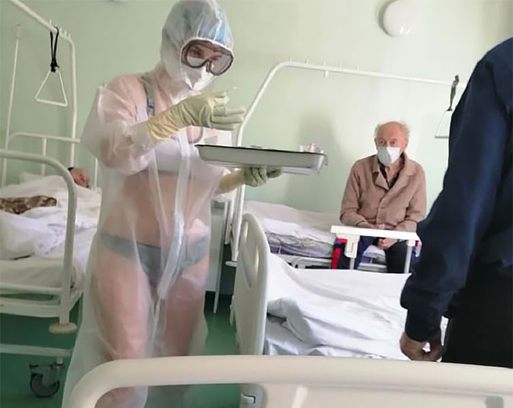 Nữ y tá gây tranh cãi vì mặc đồ lót cùng áo bảo hộ khi chăm sóc bệnh nhân ở bệnh viện Tula. Ảnh:Tulskie Novosti