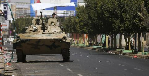 Un tanque vigila uno de los accesos al palacio presidencial en Saná. - REUTERS