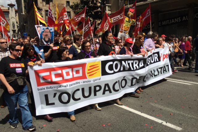 Decenas de miles de personas han marchado por el centro de Barcelona, en la marcha convocada por CCOO y UGT por el Primero de Mayo.