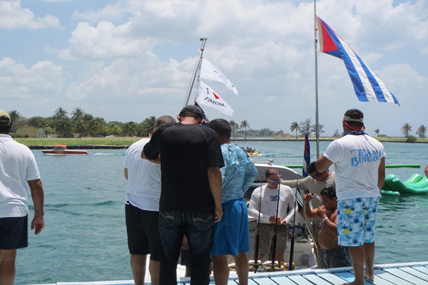 Antonio Castro (al centro de la imagen, con camiseta blanca) y pescadores del Santy
