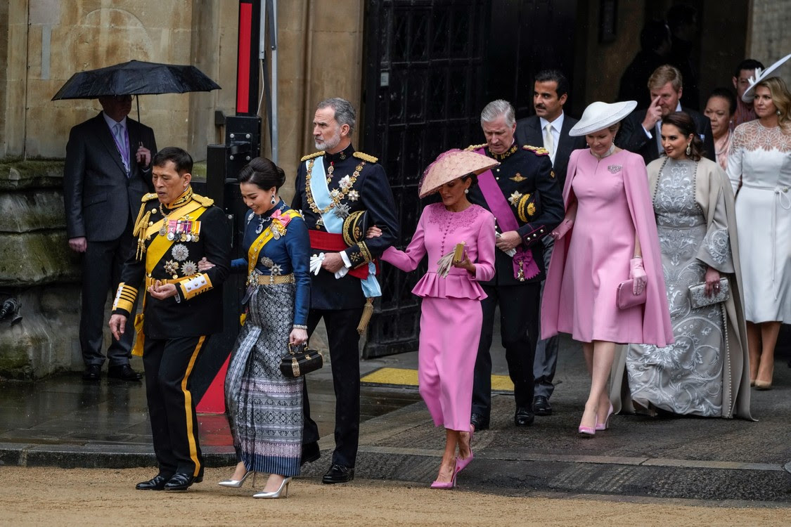 Các quốc vương châu Âu, Vua Felipe VI và Nữ hoàng Letizia của Tây Ban Nha, Vua Willem-Alexander và Hoàng hậu Máxima của Hà Lan đến Tu viện Westminster (Ảnh AP/Alessandra Tarantino)