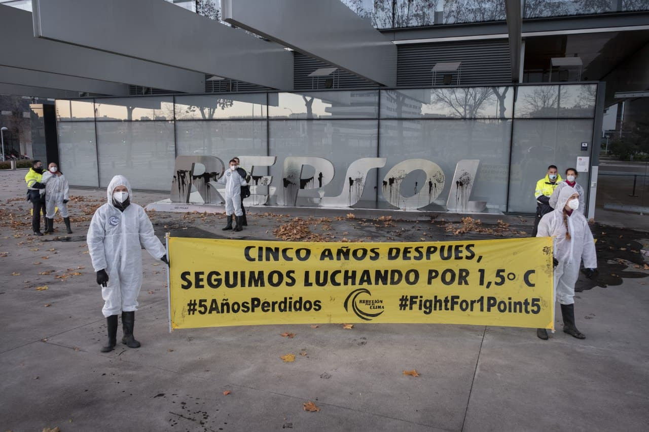 Juicio contra nueve
activistas que denunciaron la
negligencia climática de
Repsol
