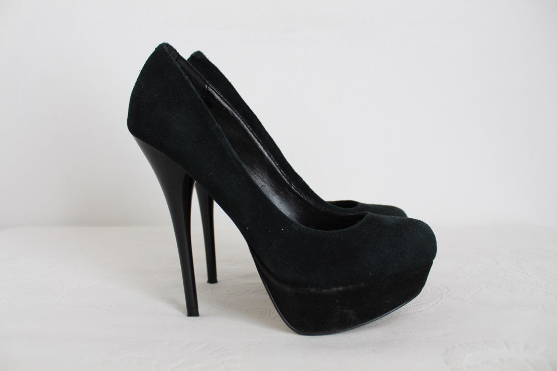 STEVE MADDEN DESIGNER SUEDE HEELS - SIZE 5