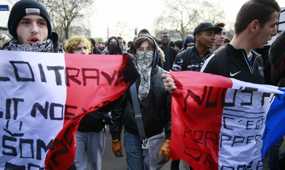 Manifestantes participan en una protesta contra la reforma laboral del presidente, François Hollande, en París. EFE/ETIENNE LAURENT