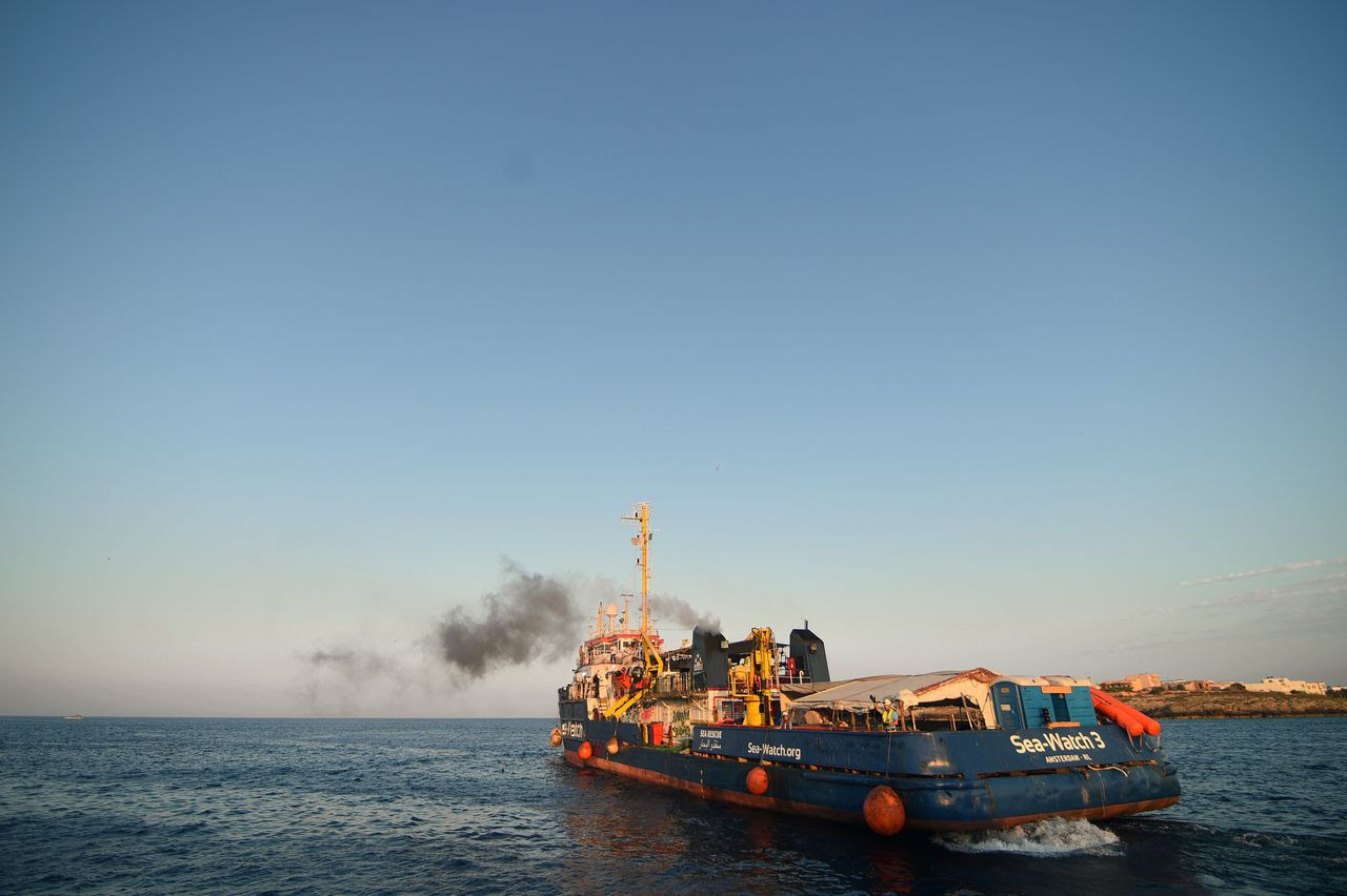 De Sea-Watch 3 verlaat de haven van Lampedusa op 29 juni.