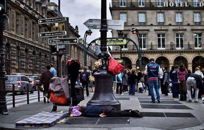 Má»™t Paris ráº¥t khÃ¡c: KhÃ´ng cÃ³ Ã¡nh hÃ o quang hoa lá»‡, ngÆ°á» i vÃ´ gia cÆ° sá»‘ng váº¡ váº­t, lay láº¯t trÃªn nhá»¯ng con phá»‘ báº©n thá»‰u ngáº­p ngá»¥a rÃ¡c - áº¢nh 2.