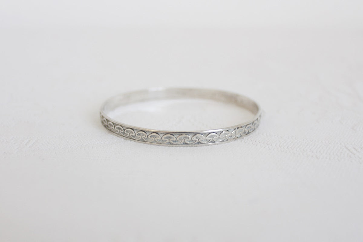 VINTAGE STERLING SILVER MODERNIST BANGLE