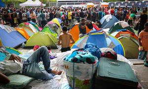 Cientos de migrantes venezolanos varados en Ciudad de Panamá.