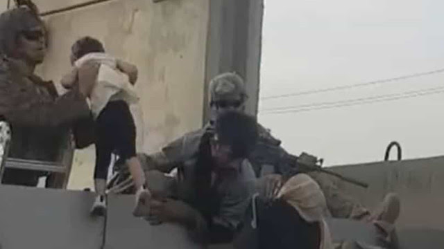 Criança é entregue a soldados dos EUA no aeroporto de Cabul; video