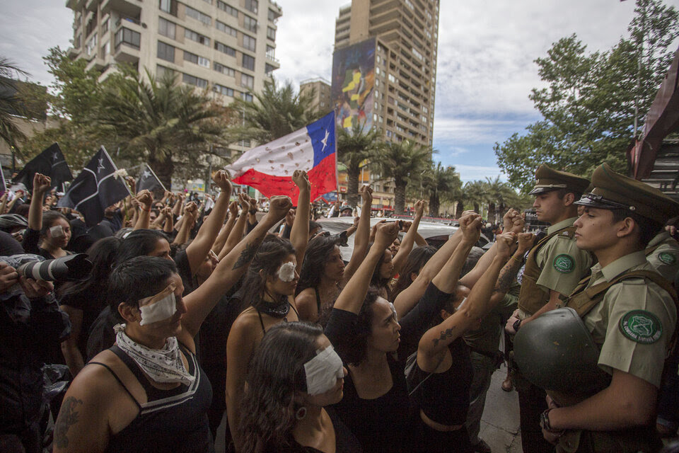 “Mujeres de luto” caminó en absoluto silencio desde la estación Salvador hasta el Palacio de la Moneda.