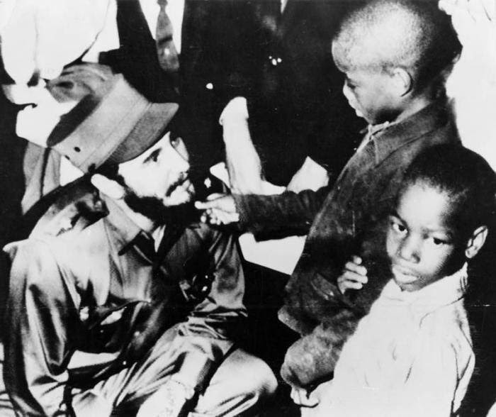 http://www.cubadebate.cu/wp-content/gallery/fidel-castro-visita-estados-unidos-abril-1959/fidel-saluda-en-el-maridian-hill-park-en-washington-a-los-ninos-mcneill-9-y-a-su-hermano-gary-5.jpg