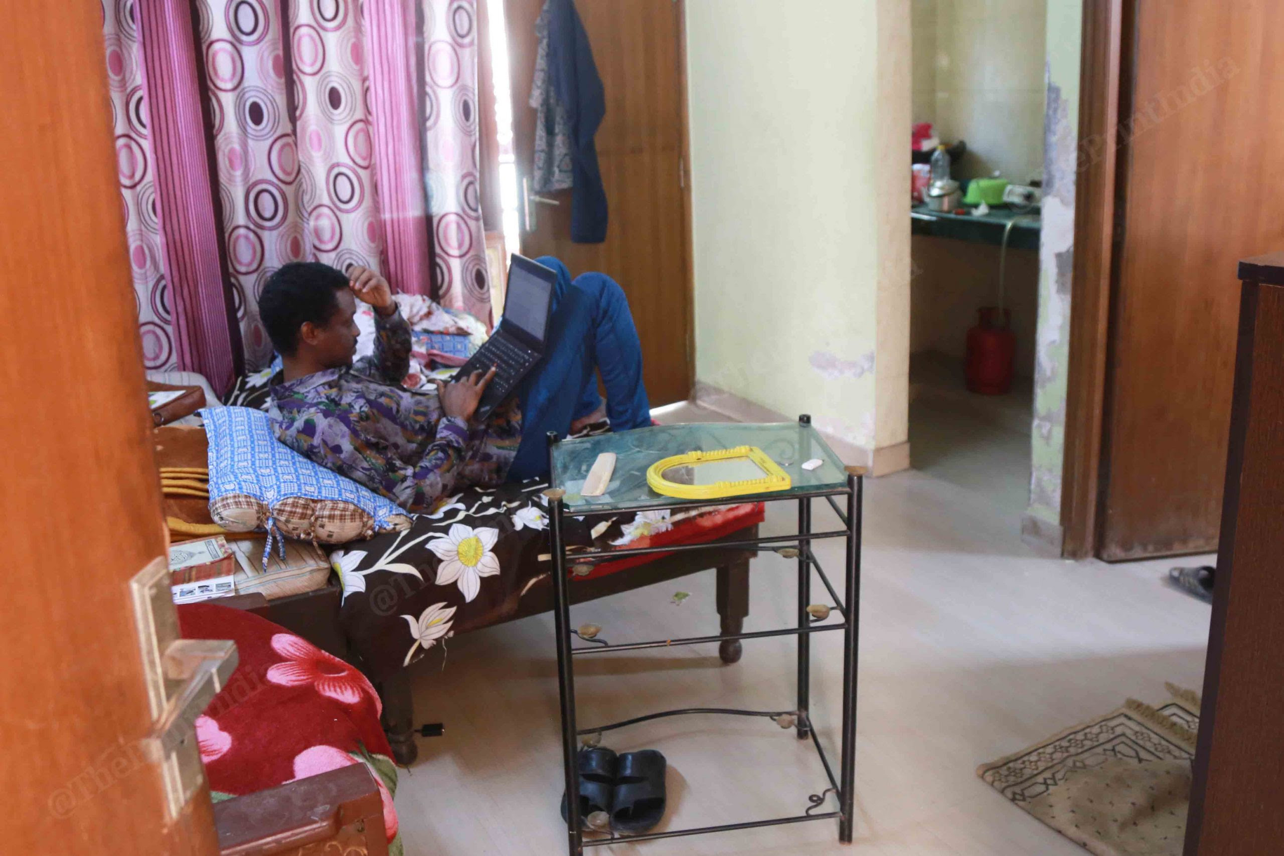 सोमालिया के रहने वाले अब्दुल्लाही, हौज़ रानी के एक छोटे से कमरे में रह रहे हैं/फोटो: मनीषा मोंडल/ दिप्रिंट
