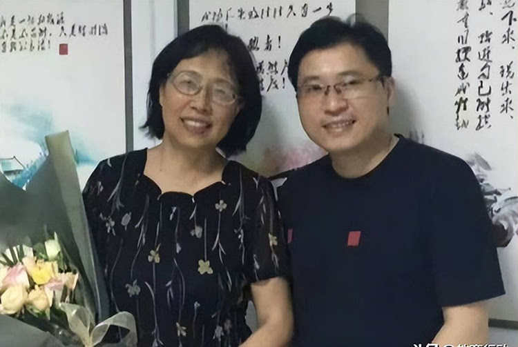 Thái Mỹ Nhi cùng cậu con trai trong một chuyến trở về Trung Quốc thăm người thân năm 2019. Ảnh: sohu