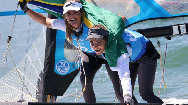 Martine Grael e Kahena Kunze velejam até o ouro e são bicampeãs das Olimpíadas