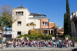 La venta del edificio de un colegio a una congregación católica solo para niñas deja en la calle a cientos de alumnos