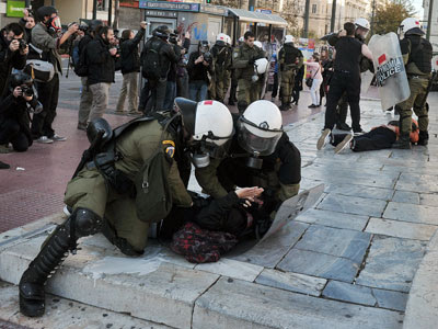 Los antidisturbios griegos detienen a varias personas. LOUISA GOULIAMAKI / AFP