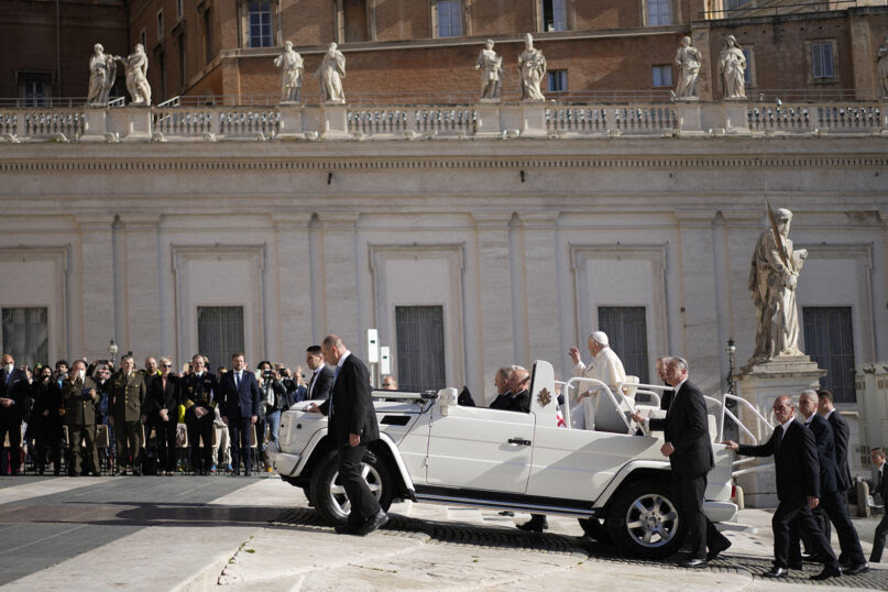 Giáo hoàng Francis đến để bắt đầu buổi tiếp kiến chung hàng tuần của mình tại Quảng trường Thánh Peter, tại Vatican, ngày 27 tháng 4 năm 2022. (Ảnh AP / Andrew Medichini)