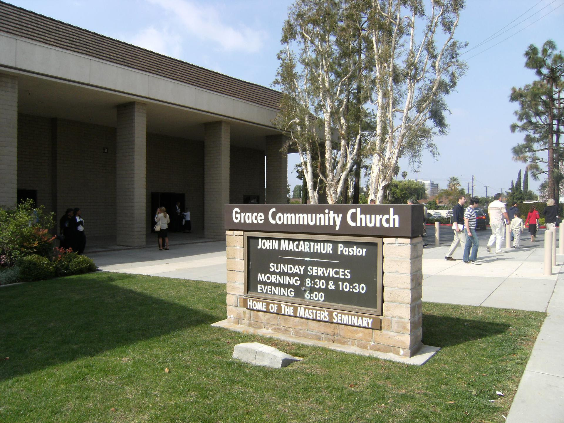 A photo of the sign and building for Grace Community Church, pastored by John MacArthur