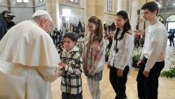 L'incontro del Papa con i rifugiati e i poveri nella chiesa di Santa Elisabetta a Budapest
