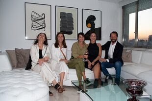 La artista audiovisual Andrea Alkalay, Vicky Álvarez Echagüe, María Giménez, la artista Sofía Freixas y Agustín Freixas en el apartamento intervenido. En enero Sofía viajará a Europa, a estudiar y a encontrarse con nuevas galerías que esperan contar con sus trabajos. "Mi obra es muy versátil, no son todos iguales", detalló Sofía.
