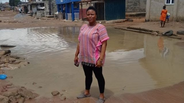 Opeyemi Kazeem-Jimoh em área inundada