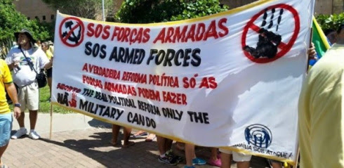 Un grupo pide la intervención militar contra Dilma en una marcha hoy, en Brasil.