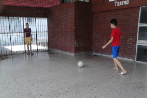 Jóvenes cubanos jugando futbol- Foto OFS