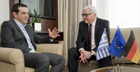 El ministro de Exteriores alemán y dirigente del SPD, Frank-Walter Steinmeier, con el primer ministro griego, Alexis Tsipras, en su hotel en Berlín. REUTERS/Hannibal Hanschke