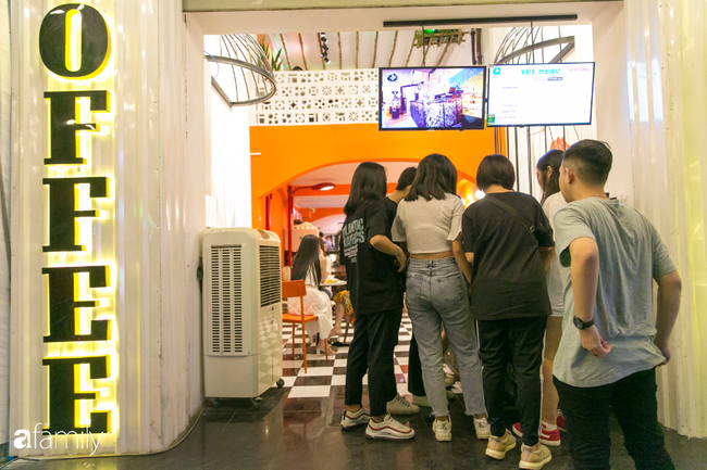 Quán cà phê “1 đô” lề đường bỗng nhiên trở thành cơn sốt ở Sài Gòn, mỗi đêm có hàng trăm người kéo tới ngồi xếp lớp dài cả chục mét - Ảnh 2. Quán cà phê “1 đô” lề đường bỗng nhiên trở thành cơn sốt ở Sài Gòn, mỗi đêm có hàng trăm người kéo tới ngồi xếp lớp dài cả chục mét - Ảnh 2.