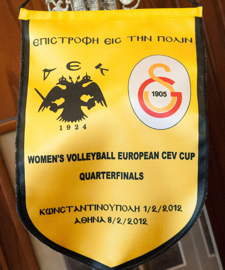 Συχνά επισκέπτονται το Ζωγράφειο ομάδες της ΑΕΚ από την Ελλάδα και αφήνουν τα εμβλήματά τους. 30