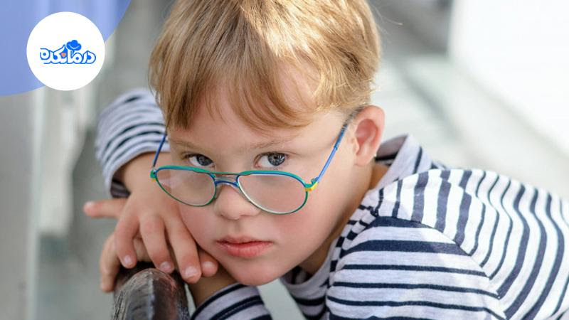 پسر بچه مبتلا به سندرم آشر که بینایی او تحت تاثیر این بیماری ضعیف شده است  